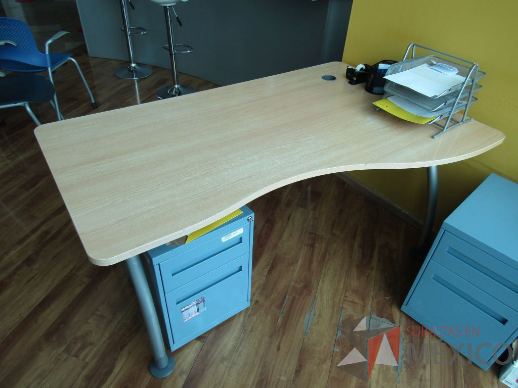 Lote 495 - Mesa de trabajo con base métalica y cubierta con orificio para cables color café - Imagen 4