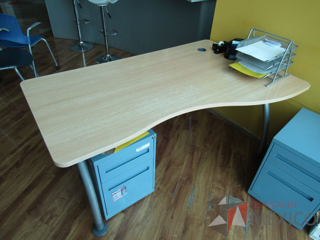 Lote 495 - Mesa de trabajo con base métalica y cubierta con orificio para cables color café - Imagen 5