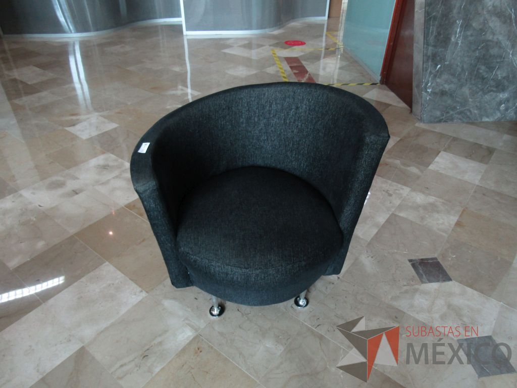 Lote 498 - Sillón de 1 plaza en tela color negro con 4 patas métalicas