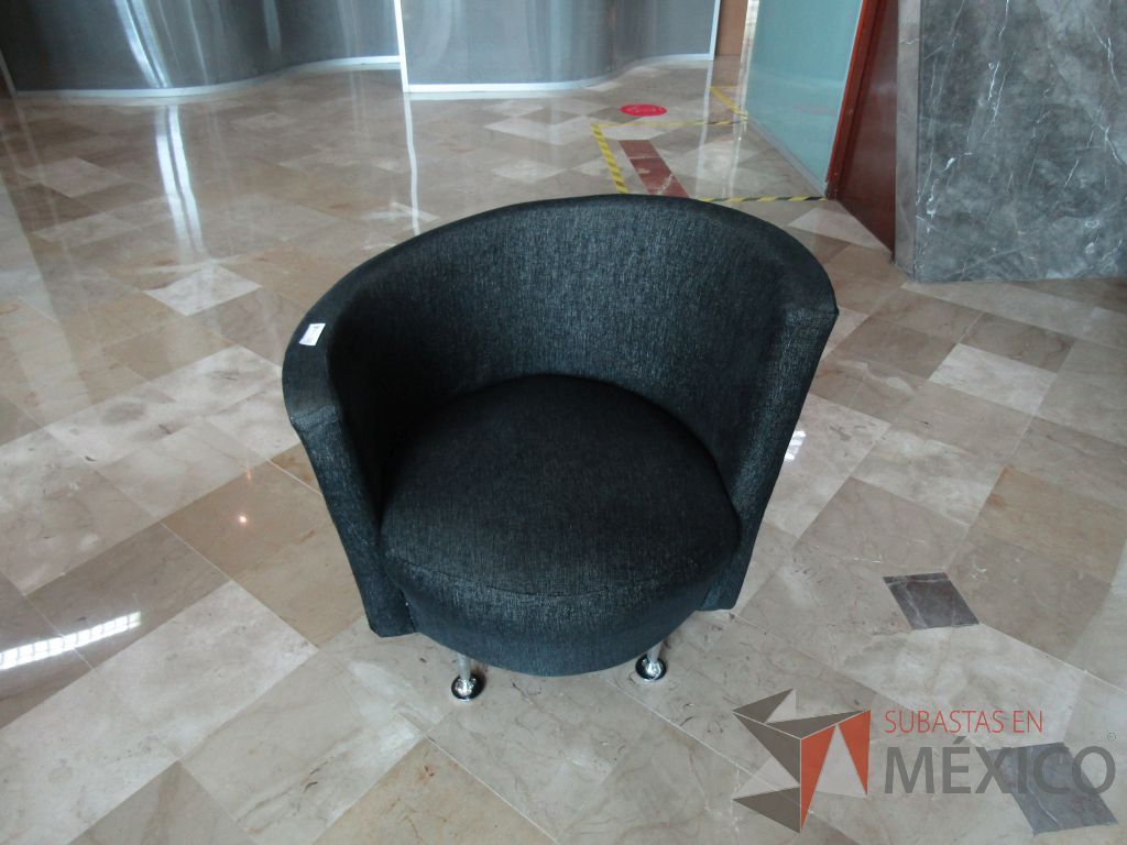 Lote 498 - Sillón de 1 plaza en tela color negro con 4 patas métalicas - Imagen 2