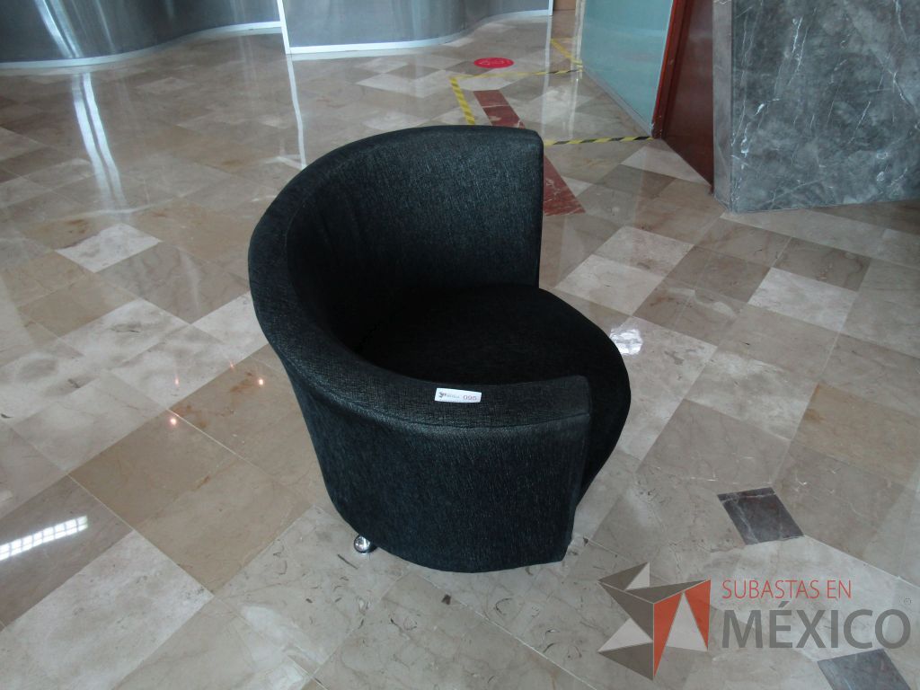Lote 498 - Sillón de 1 plaza en tela color negro con 4 patas métalicas - Imagen 3