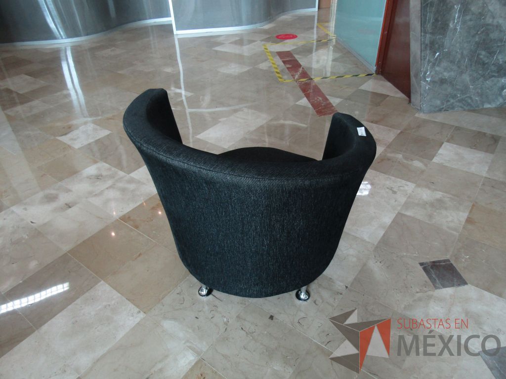 Lote 498 - Sillón de 1 plaza en tela color negro con 4 patas métalicas - Imagen 4