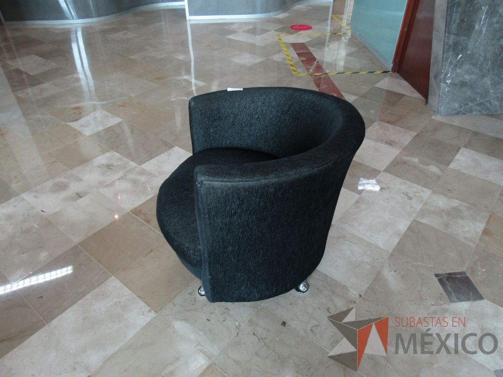 Lote 498 - Sillón de 1 plaza en tela color negro con 4 patas métalicas - Imagen 5