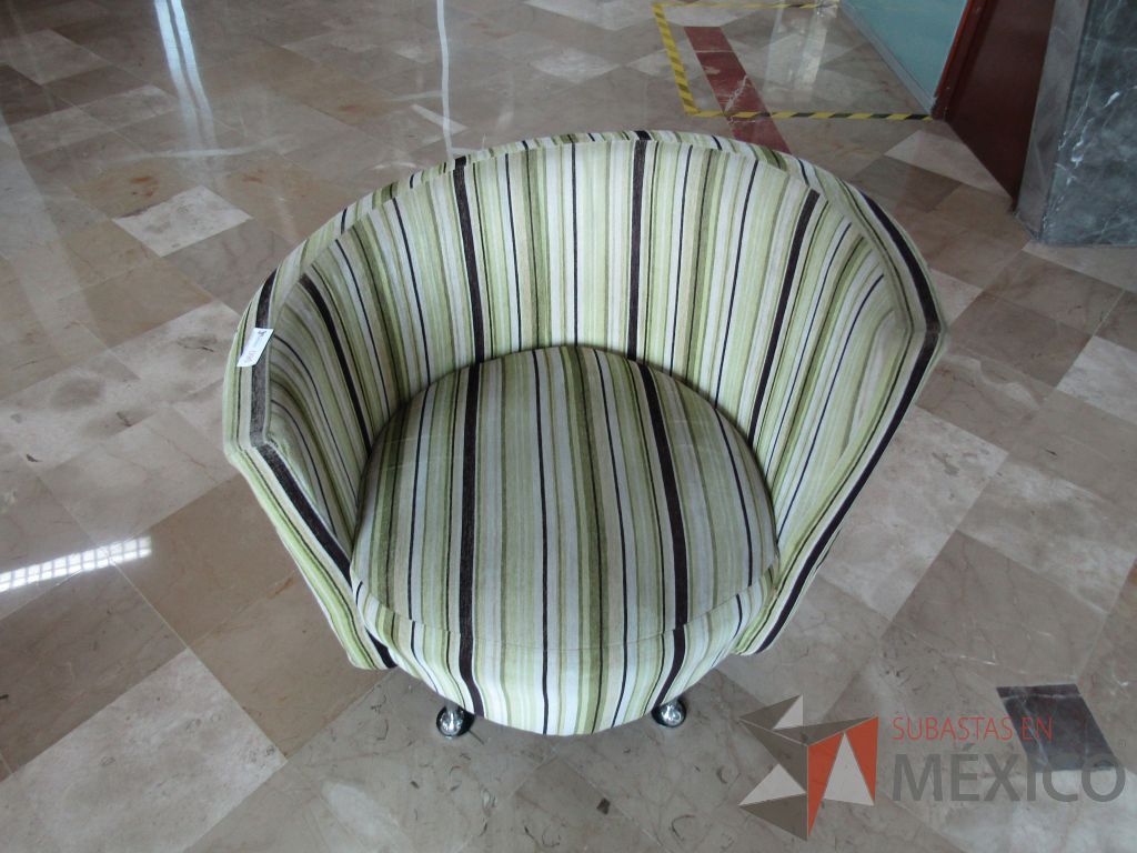 Lote 096 - Sillón de 1 plaza en tela varios colores on 4 patas métalicas