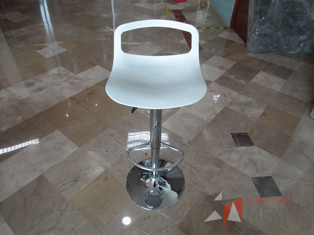 Lote 502 - Banco alto, base metálica con descansa pies y asiento en plástico color blanco