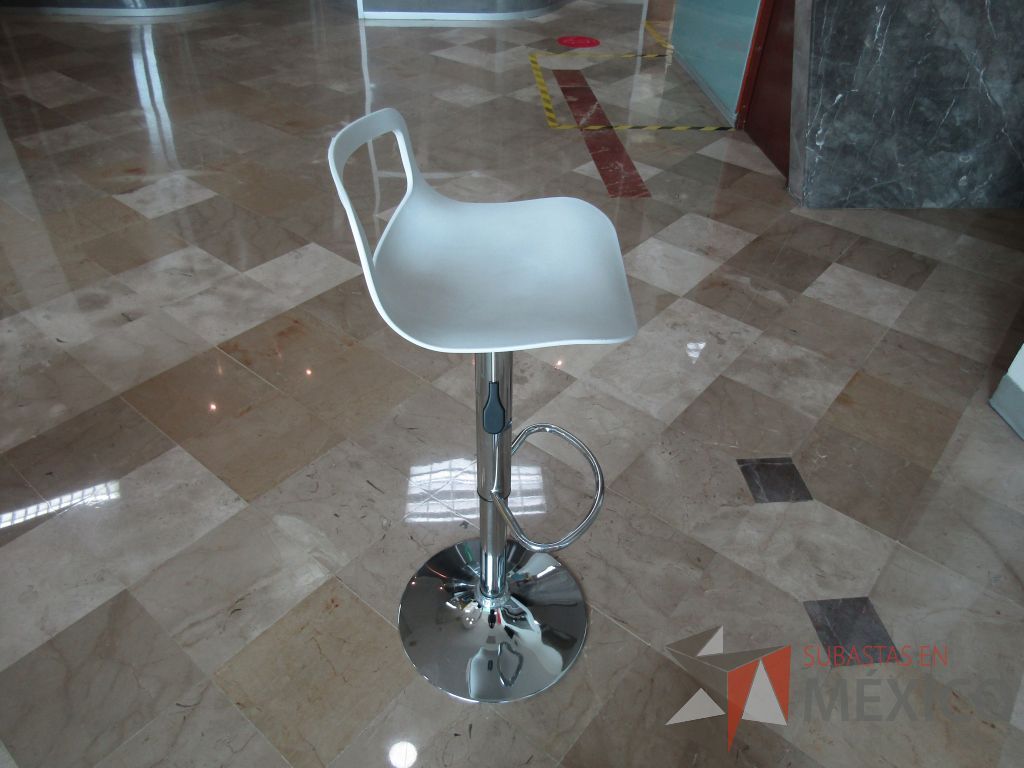 Lote 502 - Banco alto, base metálica con descansa pies y asiento en plástico color blanco - Imagen 2