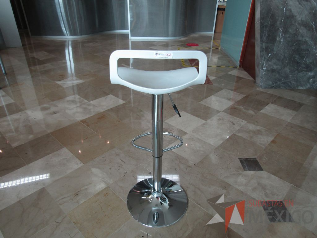 Lote 502 - Banco alto, base metálica con descansa pies y asiento en plástico color blanco - Imagen 3
