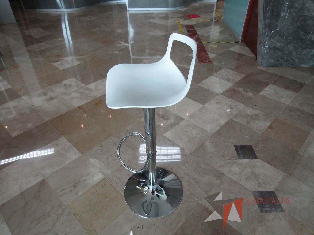 Lote 502 - Banco alto, base metálica con descansa pies y asiento en plástico color blanco - Imagen 4