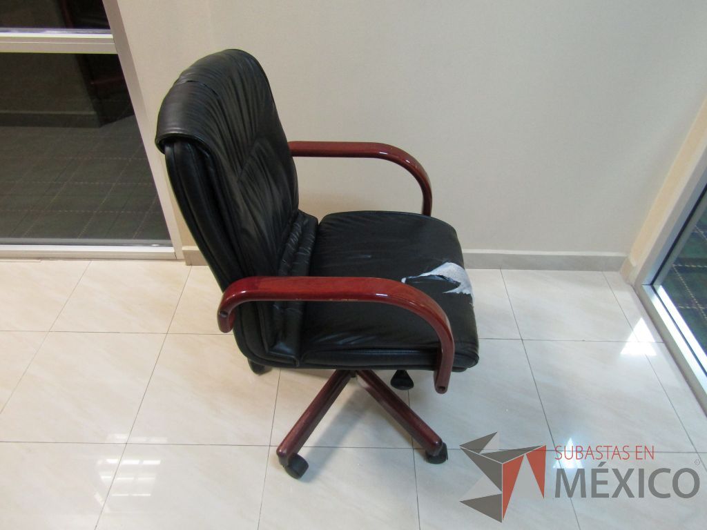 Lote 003 - 19 Sillas operativas con ruedas, descansabrazos fijo, asiento y respaldo tipo piel color negro. - Imagen 2