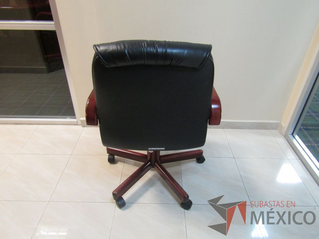 Lote 003 - 19 Sillas operativas con ruedas, descansabrazos fijo, asiento y respaldo tipo piel color negro. - Imagen 3