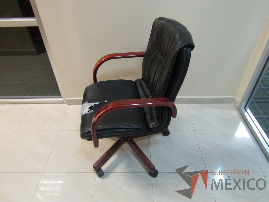 Lote 003 - 19 Sillas operativas con ruedas, descansabrazos fijo, asiento y respaldo tipo piel color negro. - Imagen 4