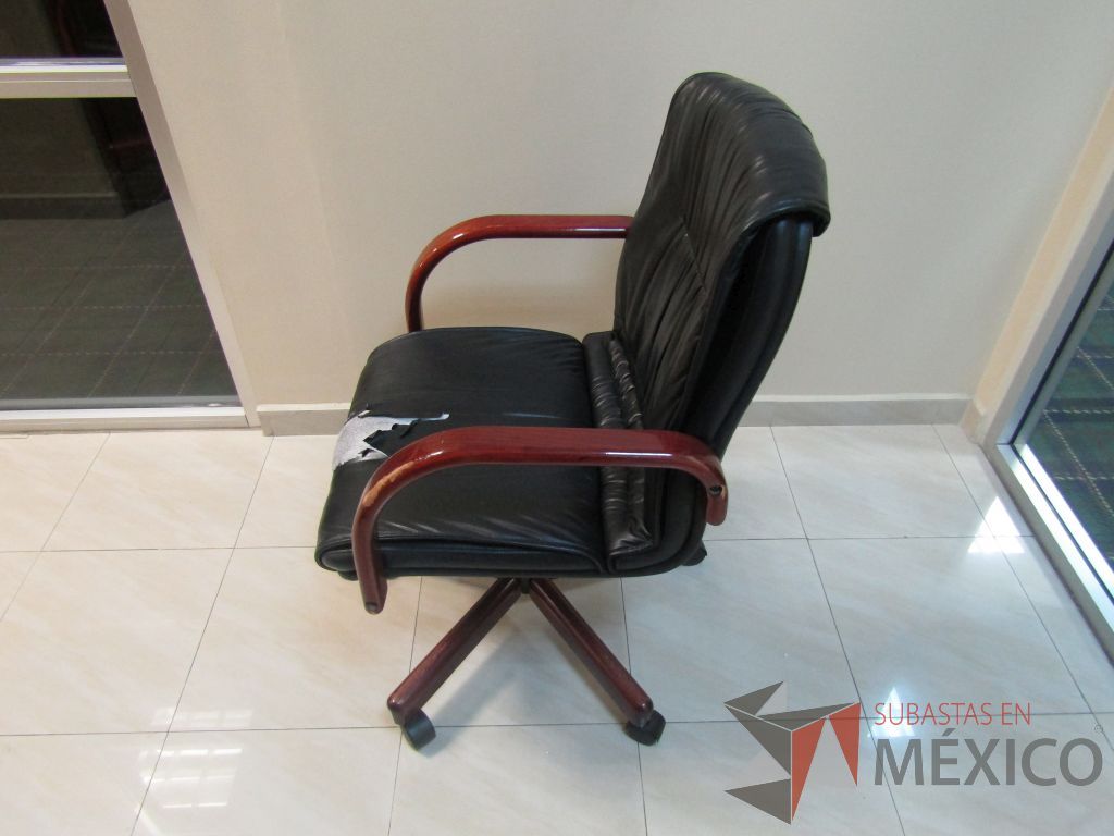 Lote 003 - 19 Sillas operativas con ruedas, descansabrazos fijo, asiento y respaldo tipo piel color negro. - Imagen 5