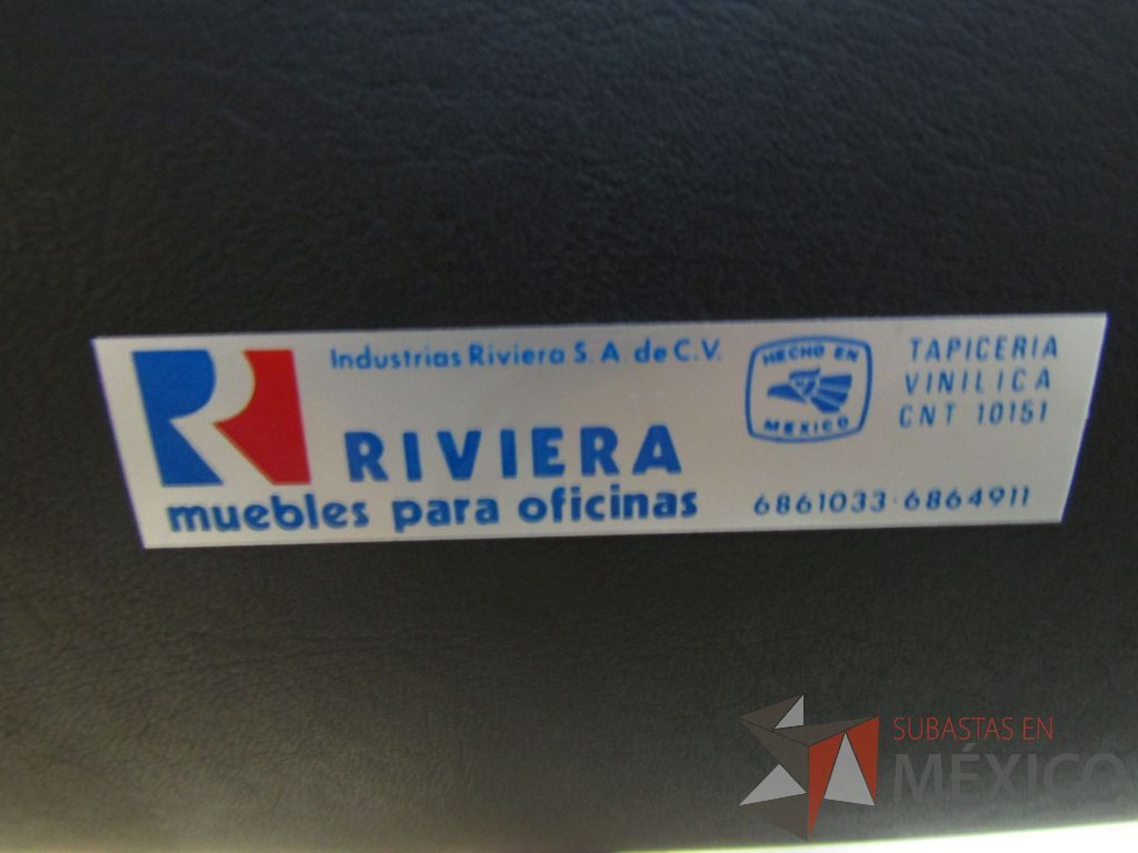 Lote 003 - 19 Sillas operativas con ruedas, descansabrazos fijo, asiento y respaldo tipo piel color negro. - Imagen 7