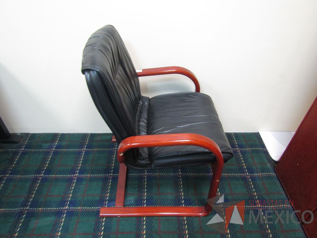 Lote 015 - Silla fija, descansabrazos fijo, asiento y respaldo tipo piel color negro - Imagen 4