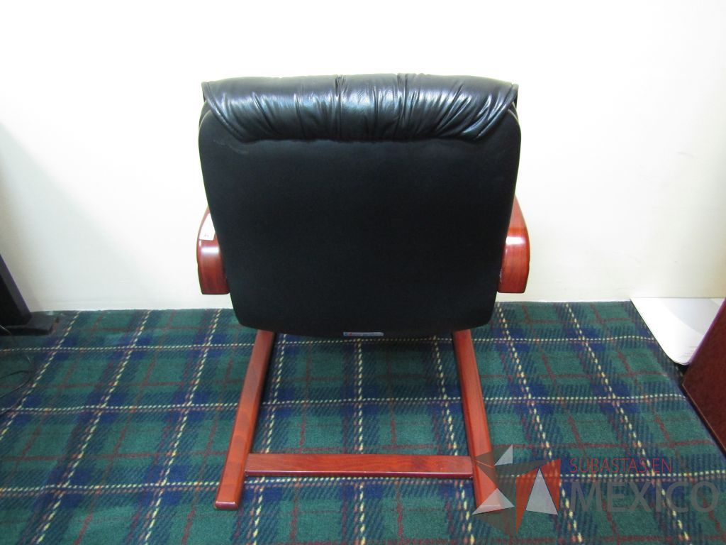 Lote 015 - Silla fija, descansabrazos fijo, asiento y respaldo tipo piel color negro - Imagen 5