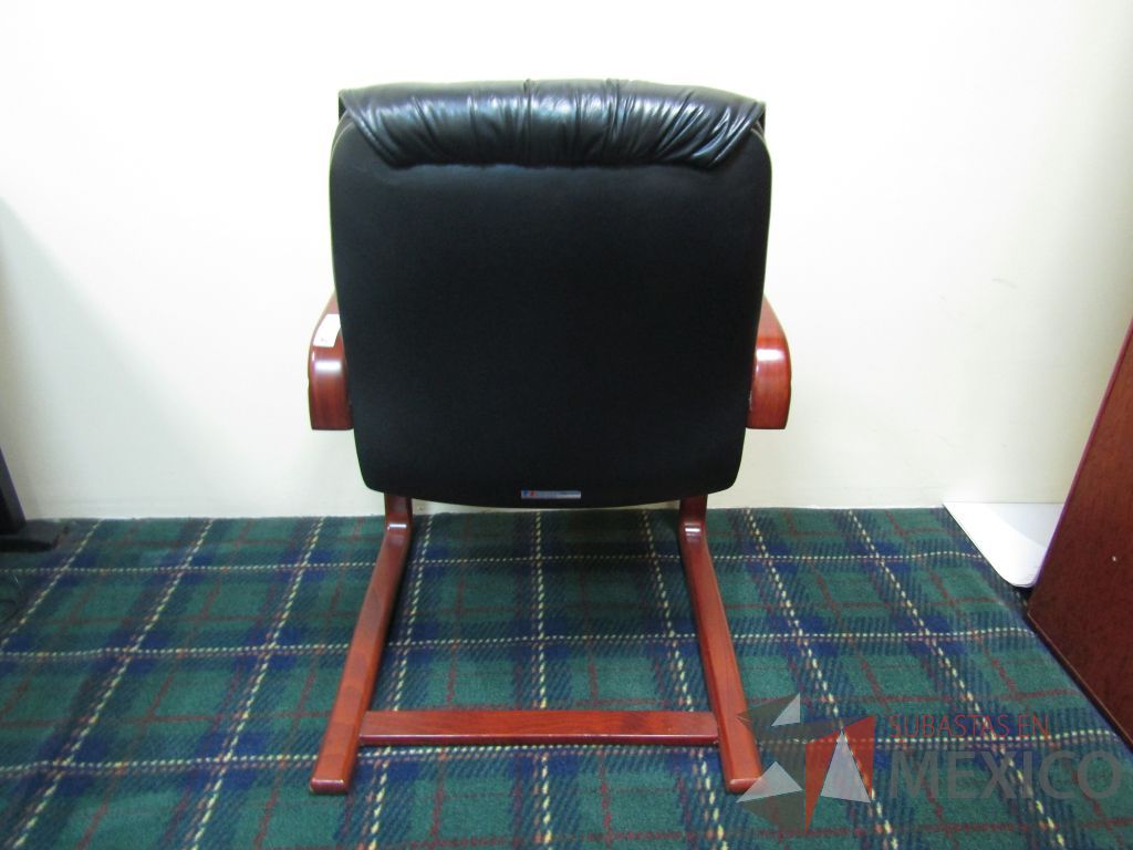 Lote 015 - Silla fija, descansabrazos fijo, asiento y respaldo tipo piel color negro - Imagen 6