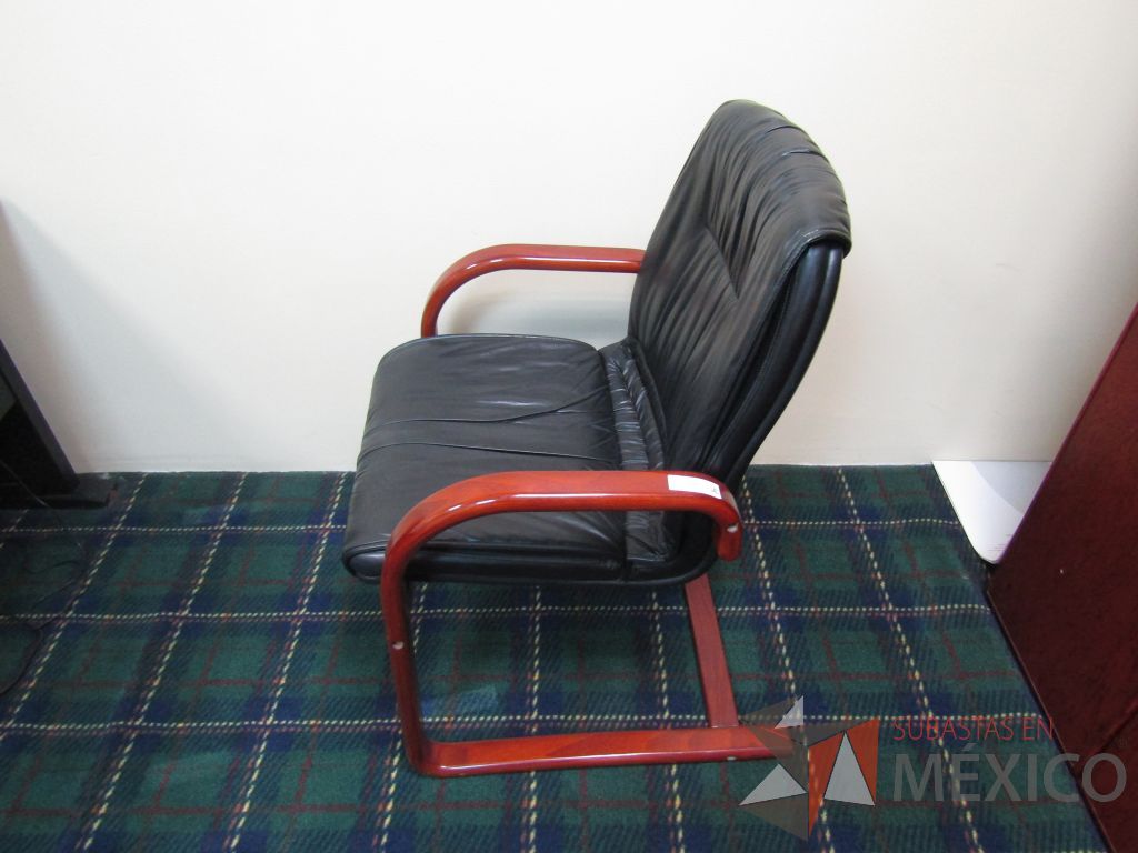 Lote 015 - Silla fija, descansabrazos fijo, asiento y respaldo tipo piel color negro - Imagen 7