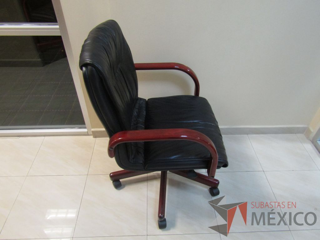 Lote 003 - 19 Sillas operativas con ruedas, descansabrazos fijo, asiento y respaldo tipo piel color negro. - Imagen 11