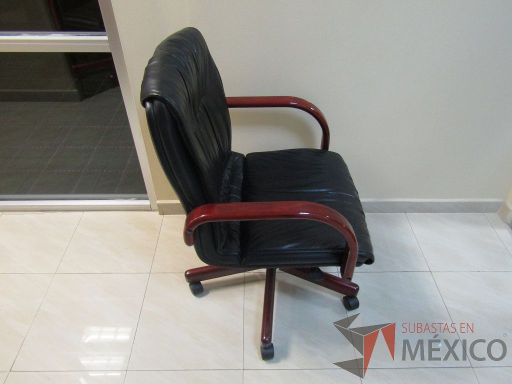 Lote 003 - 19 Sillas operativas con ruedas, descansabrazos fijo, asiento y respaldo tipo piel color negro. - Imagen 12