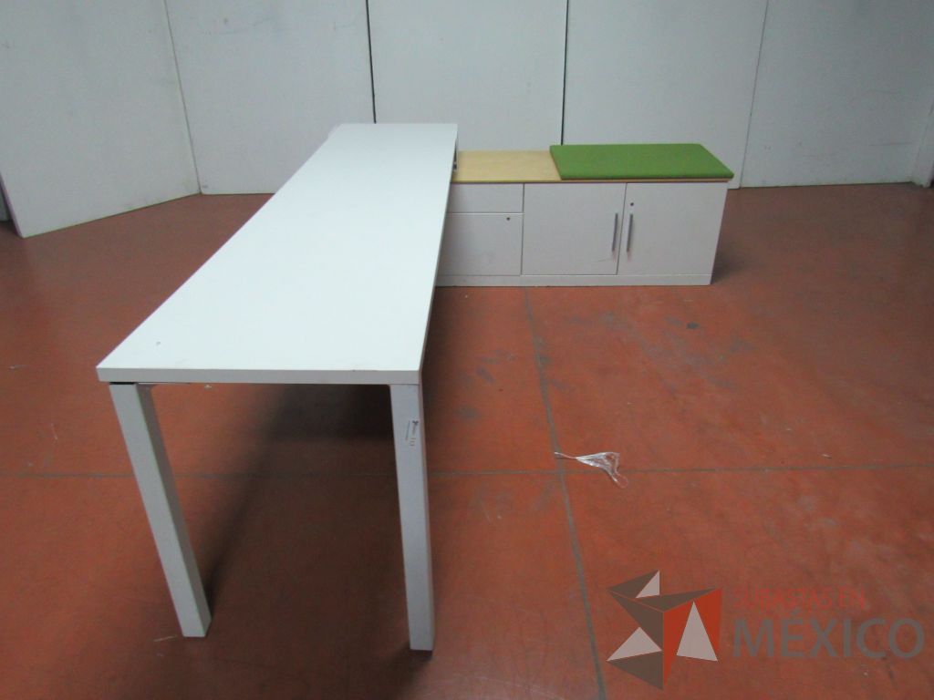 Lote 075 - Escritorio en escuadra recargado sobre credenza con 2 cajones y cojín color verde - Imagen 3