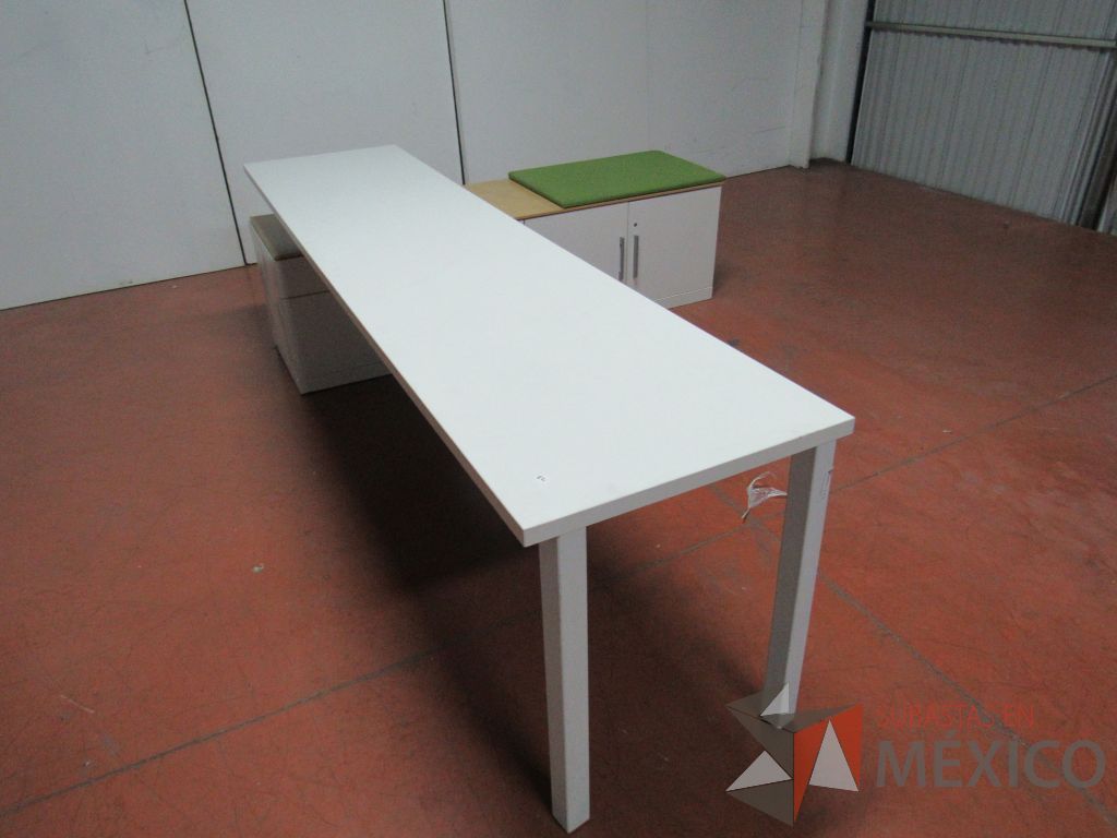 Lote 075 - Escritorio en escuadra recargado sobre credenza con 2 cajones y cojín color verde - Imagen 5