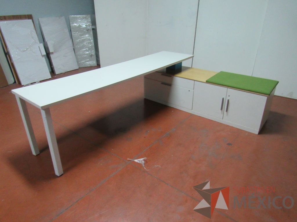 Lote 075 - Escritorio en escuadra recargado sobre credenza con 2 cajones y cojín color verde - Imagen 9