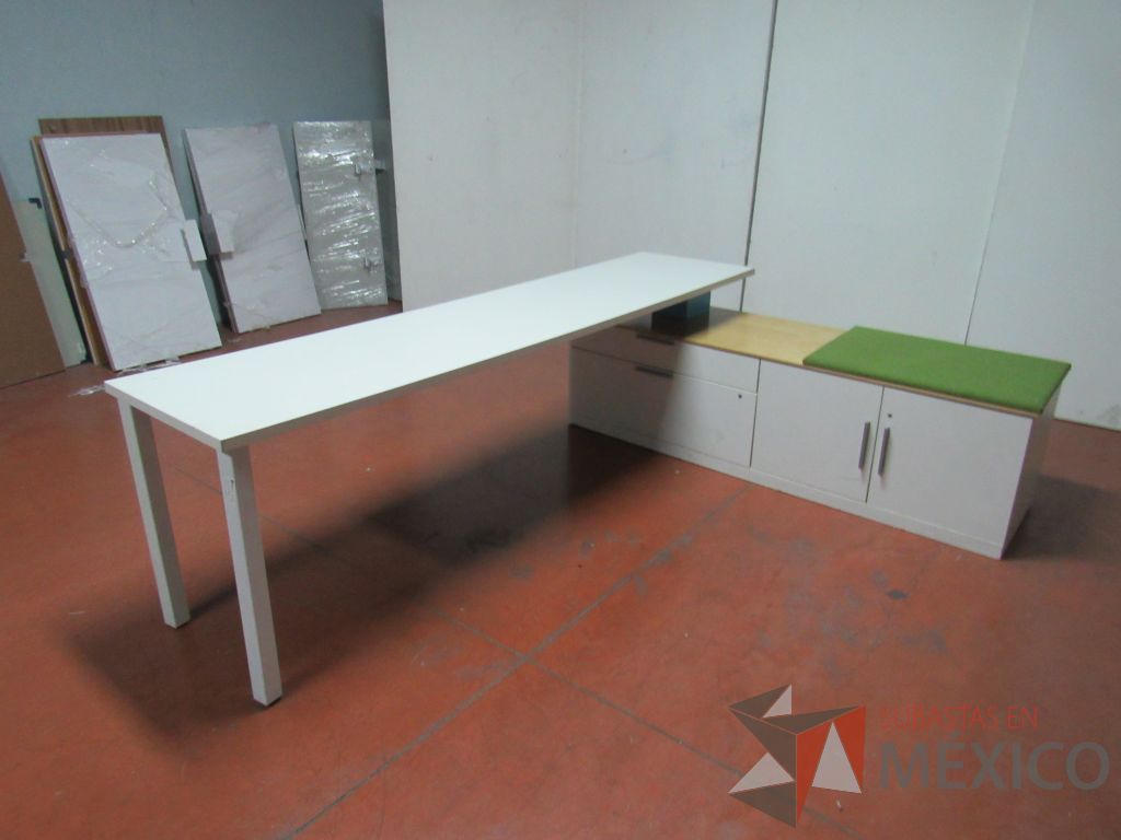 Lote 075 - Escritorio en escuadra recargado sobre credenza con 2 cajones y cojín color verde