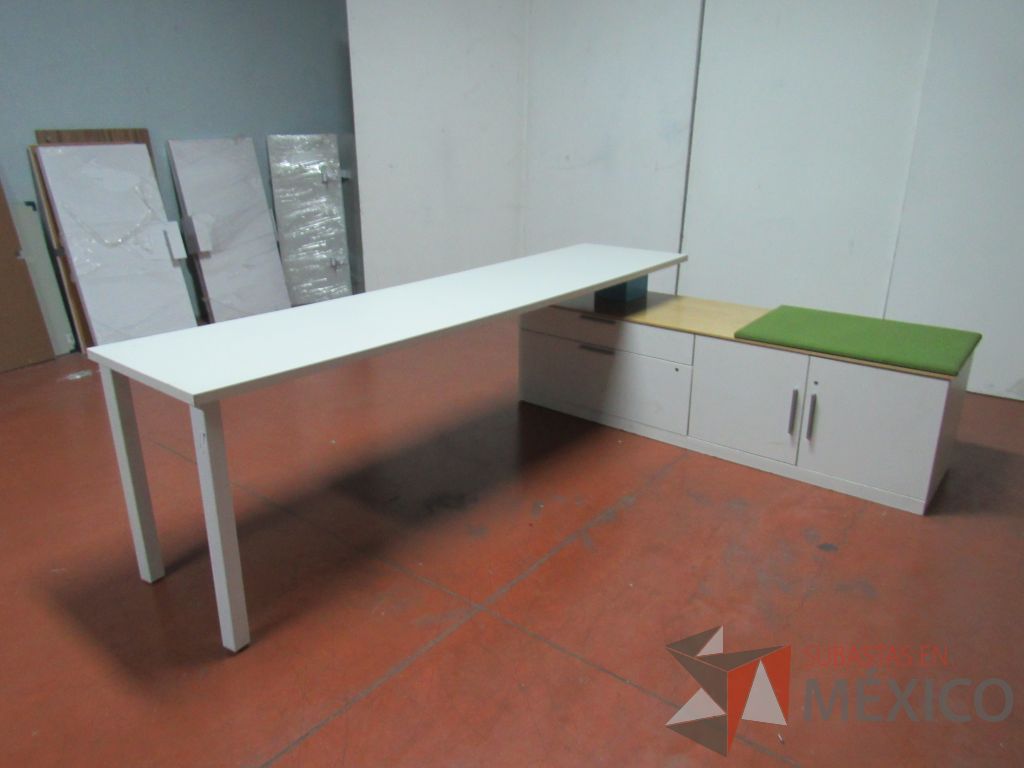 Lote 075 - Escritorio en escuadra recargado sobre credenza con 2 cajones y cojín color verde - Imagen 10