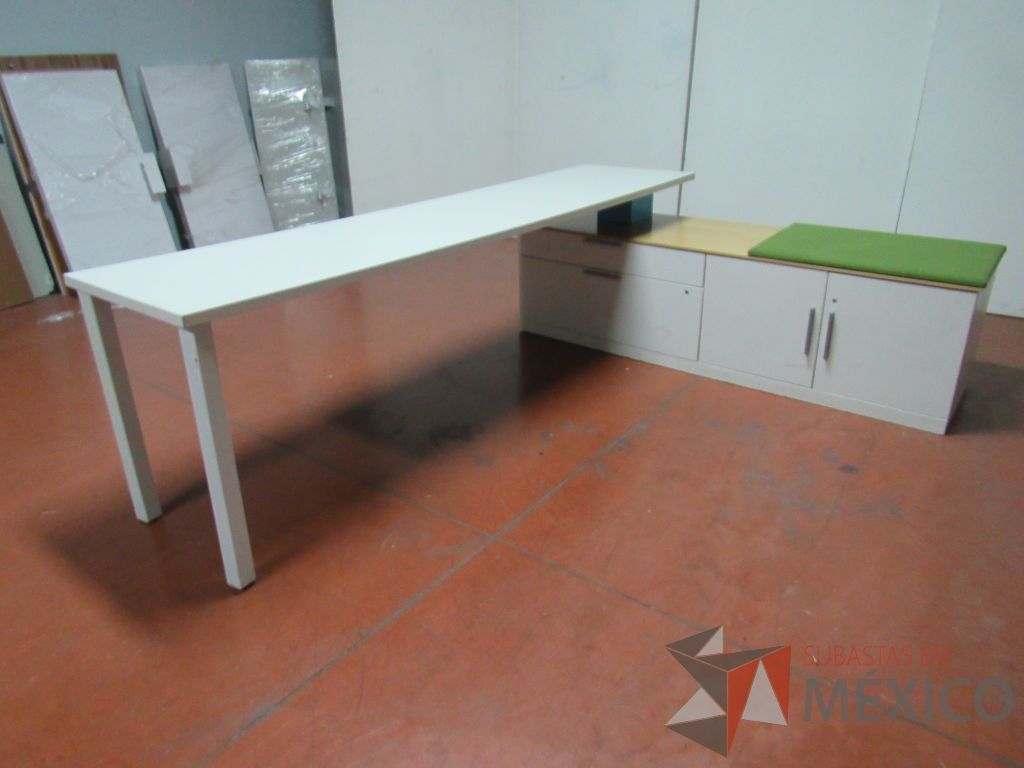 Lote 075 - Escritorio en escuadra recargado sobre credenza con 2 cajones y cojín color verde - Imagen 11