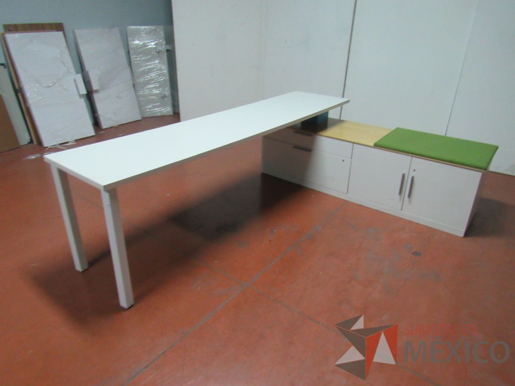 Lote 075 - Escritorio en escuadra recargado sobre credenza con 2 cajones y cojín color verde - Imagen 12