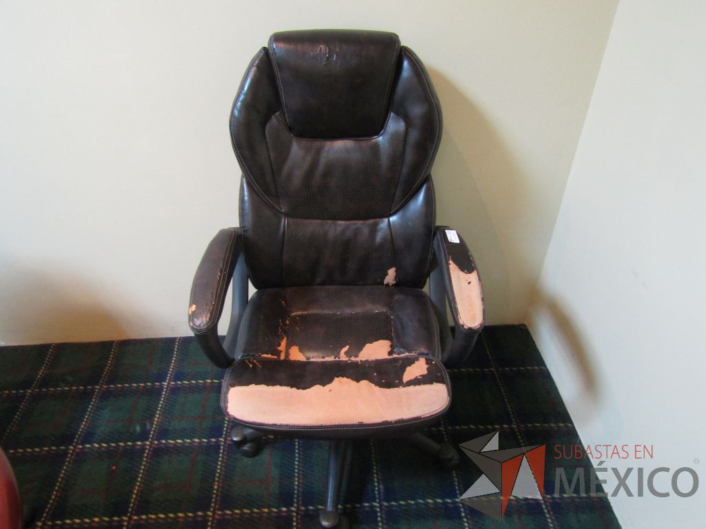 Lote 026 - Silla operativa con ruedas, descansabrazos fijo, asiento y respaldo tipo piel color negro. - Imagen 2