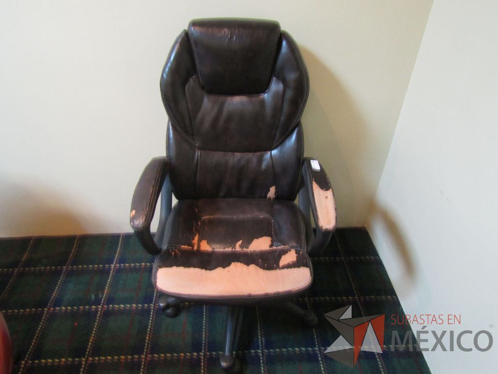 Lote 026 - Silla operativa con ruedas, descansabrazos fijo, asiento y respaldo tipo piel color negro.