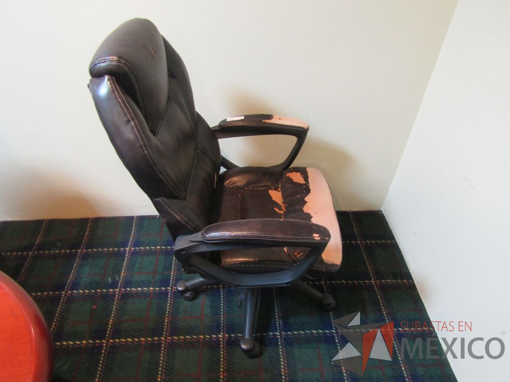 Lote 026 - Silla operativa con ruedas, descansabrazos fijo, asiento y respaldo tipo piel color negro. - Imagen 3