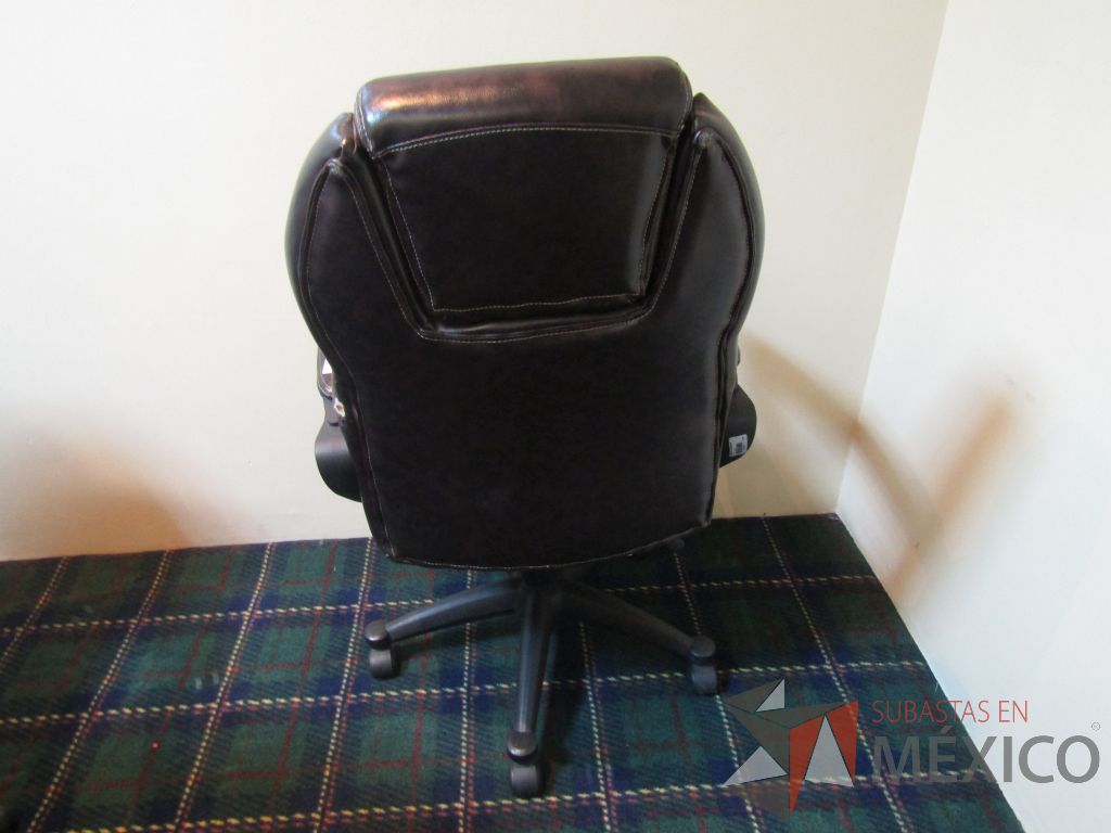 Lote 026 - Silla operativa con ruedas, descansabrazos fijo, asiento y respaldo tipo piel color negro. - Imagen 4