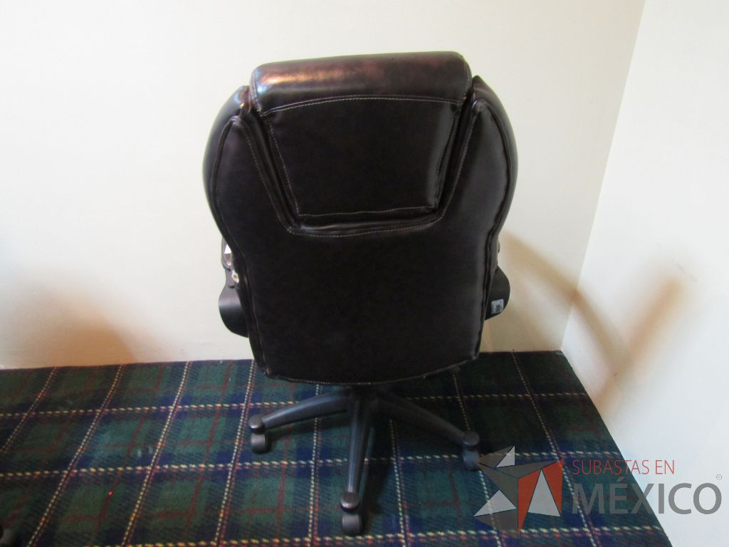 Lote 026 - Silla operativa con ruedas, descansabrazos fijo, asiento y respaldo tipo piel color negro. - Imagen 5