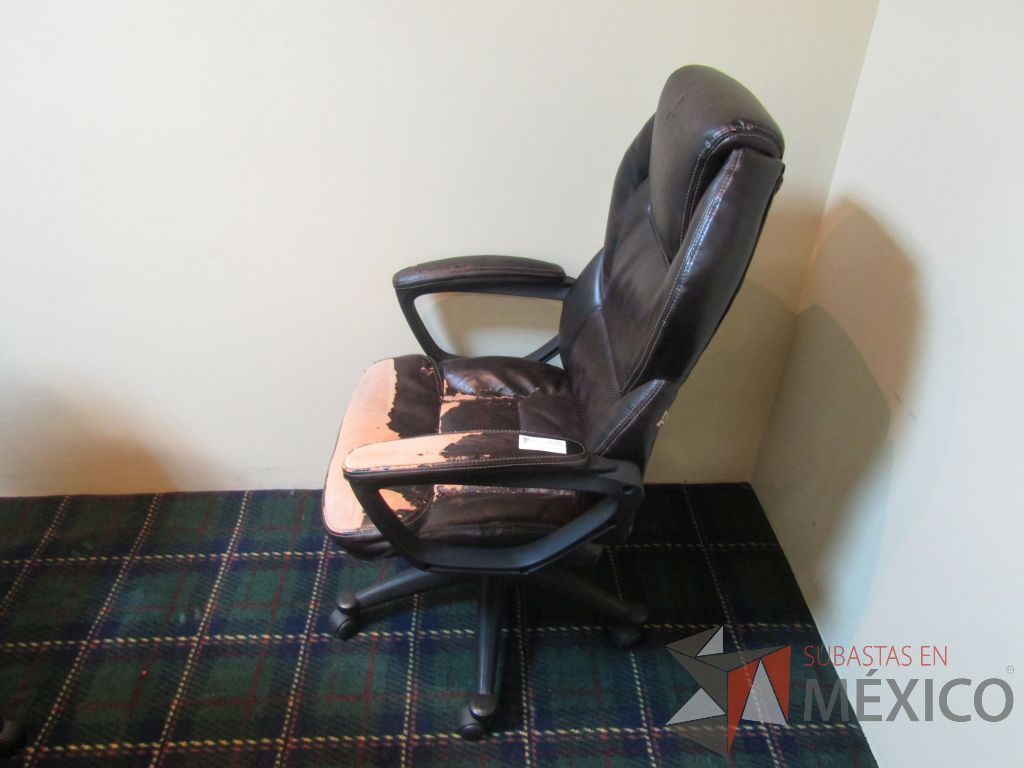 Lote 026 - Silla operativa con ruedas, descansabrazos fijo, asiento y respaldo tipo piel color negro. - Imagen 6
