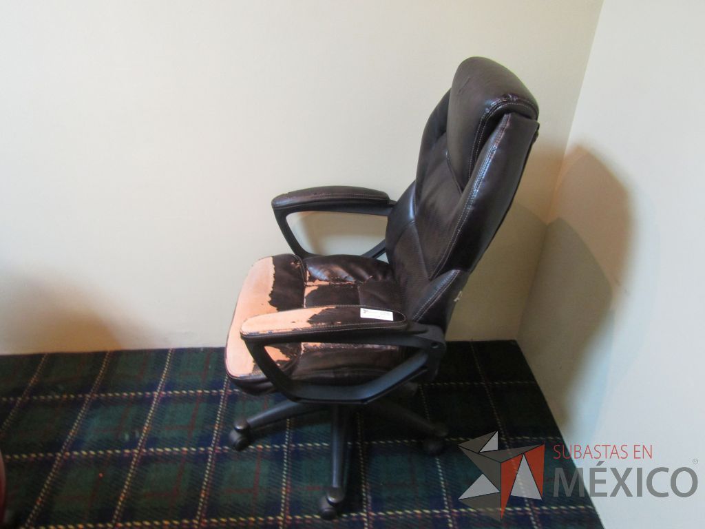 Lote 026 - Silla operativa con ruedas, descansabrazos fijo, asiento y respaldo tipo piel color negro. - Imagen 7