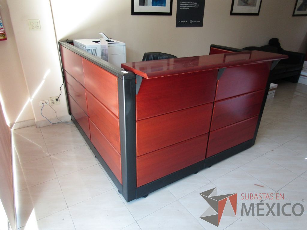 Lote 031 - Mueble de recepción con 1 repisa, 1 archviero de 3 cajones y mampara con recubrimiento de madera