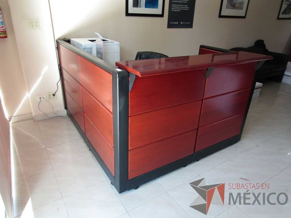 Lote 031 - Mueble de recepción con 1 repisa, 1 archviero de 3 cajones y mampara con recubrimiento de madera - Imagen 2