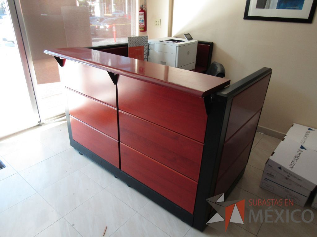 Lote 031 - Mueble de recepción con 1 repisa, 1 archviero de 3 cajones y mampara con recubrimiento de madera - Imagen 4