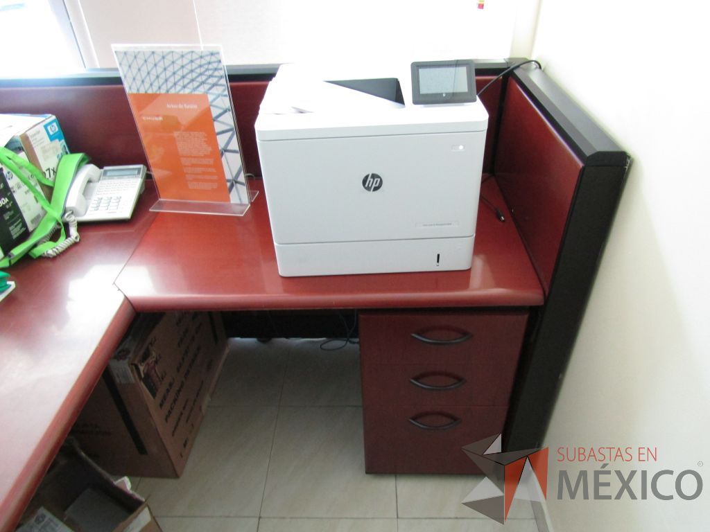 Lote 031 - Mueble de recepción con 1 repisa, 1 archviero de 3 cajones y mampara con recubrimiento de madera - Imagen 6