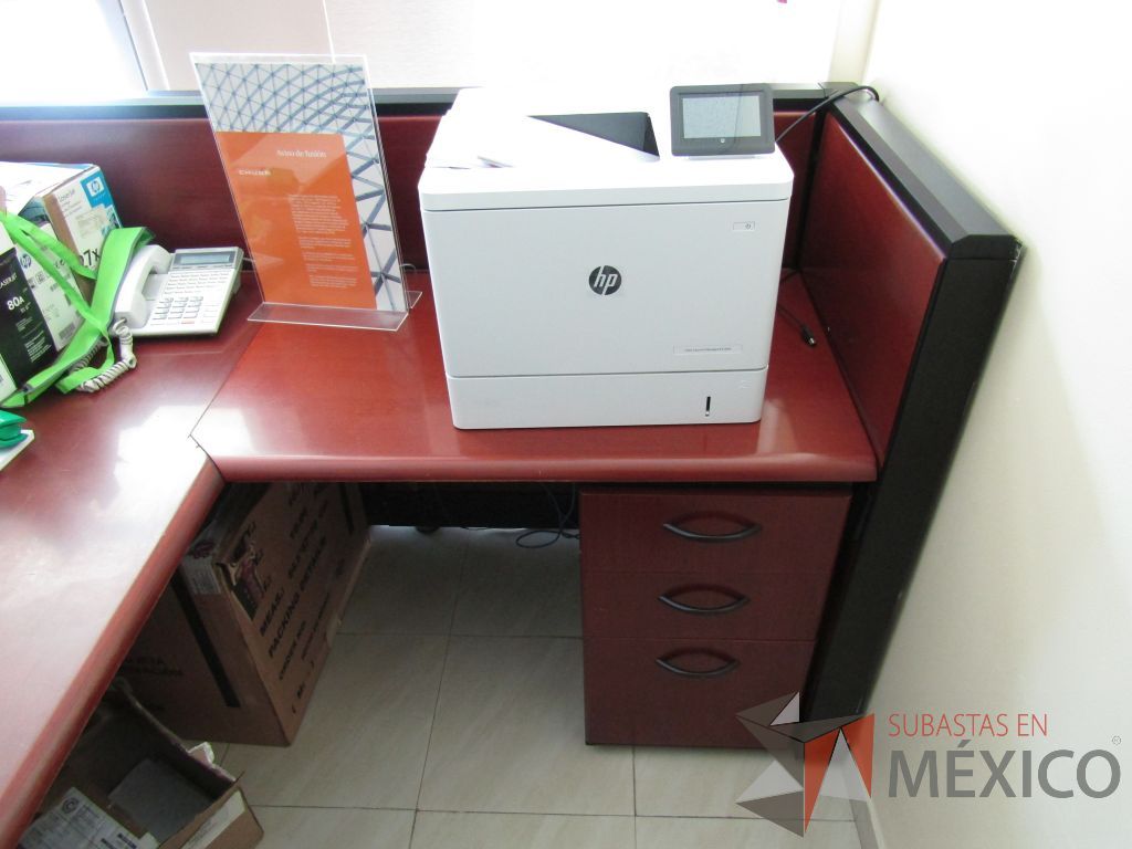 Lote 031 - Mueble de recepción con 1 repisa, 1 archviero de 3 cajones y mampara con recubrimiento de madera - Imagen 7