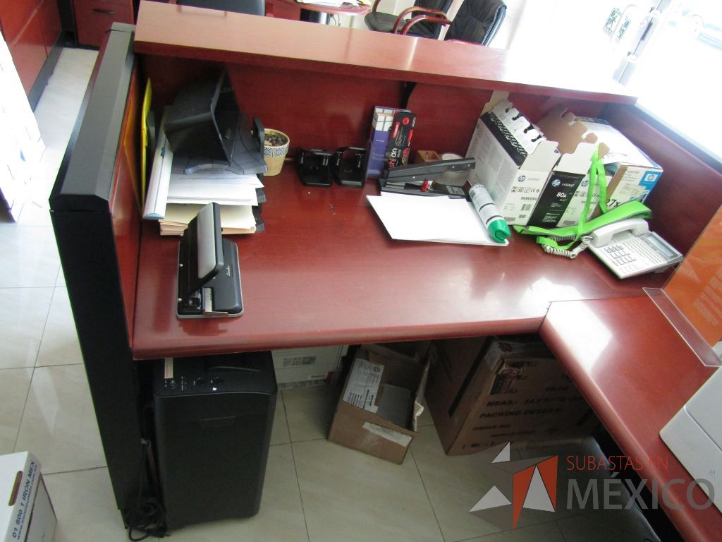 Lote 031 - Mueble de recepción con 1 repisa, 1 archviero de 3 cajones y mampara con recubrimiento de madera - Imagen 8