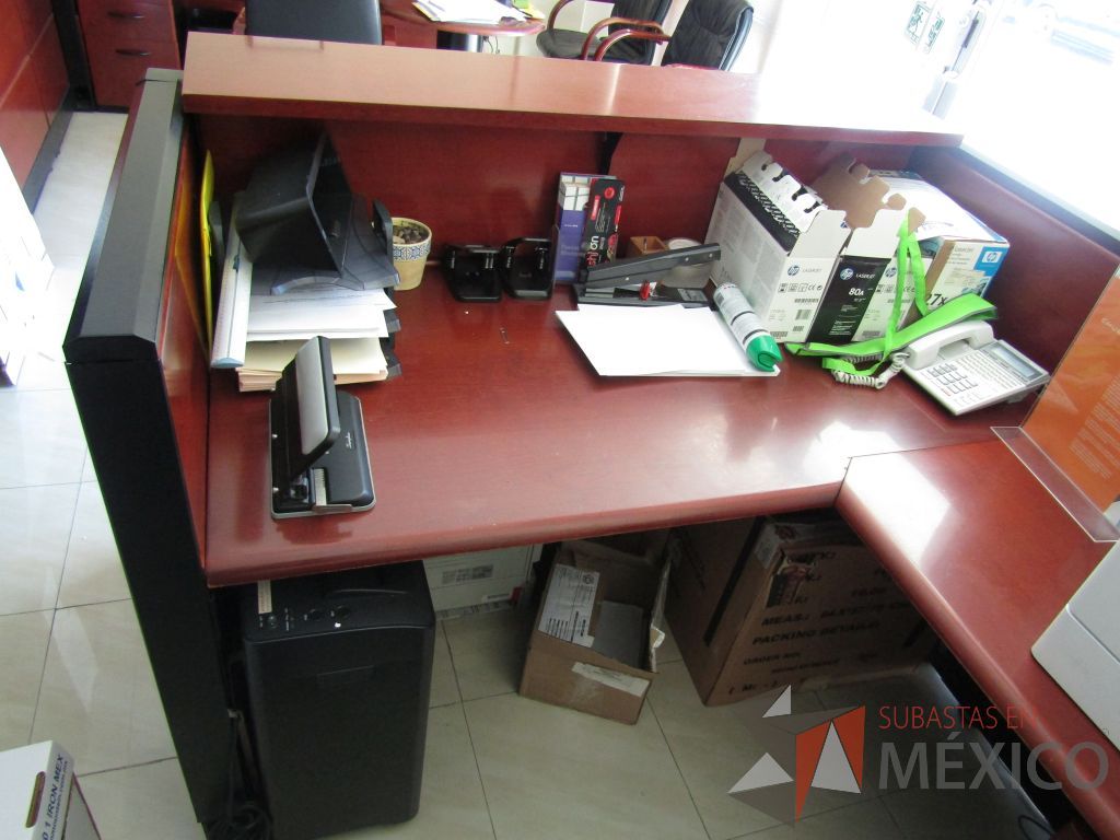 Lote 031 - Mueble de recepción con 1 repisa, 1 archviero de 3 cajones y mampara con recubrimiento de madera - Imagen 10