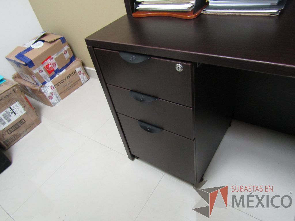 Lote 039 - Escritorio en herradura con archivero de pedestal de 3 cajones y librero sobrepuesto de 4 puertas color café - Imagen 15