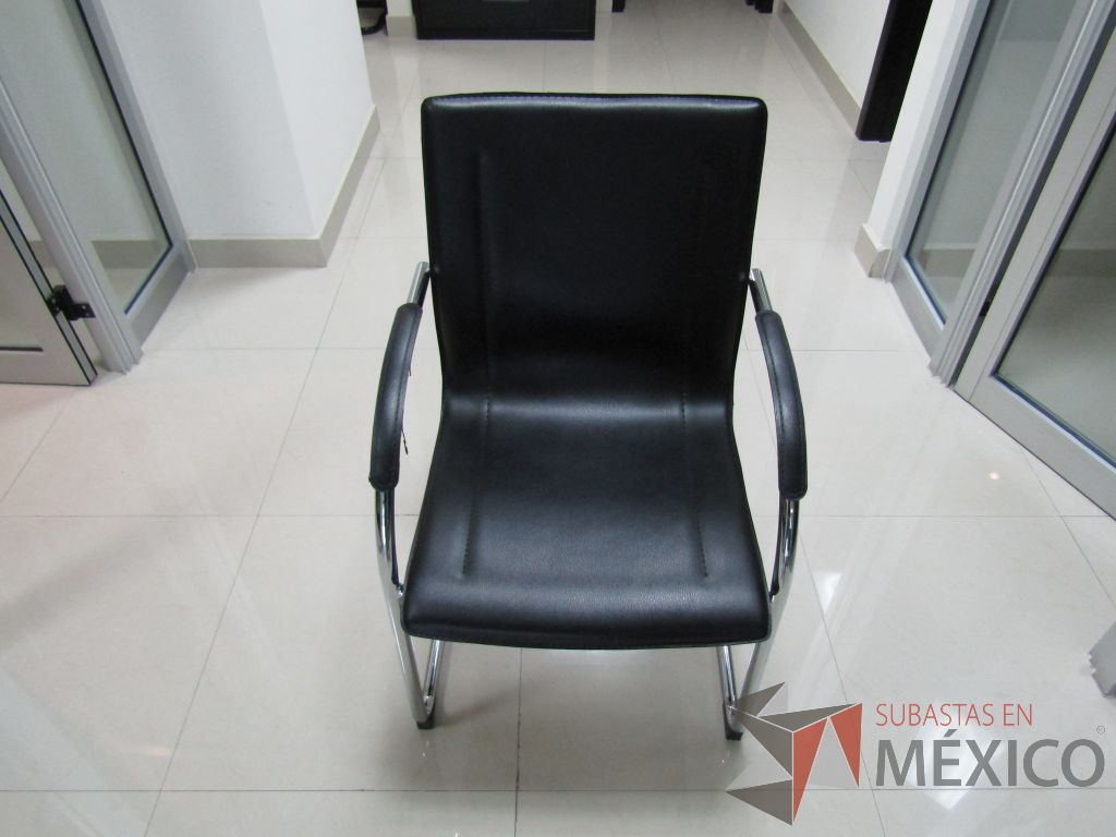 Lote 042 - 8 Sillas tipo trineo, descansabrazos fijo, asiento y respaldo tipo piel color negro