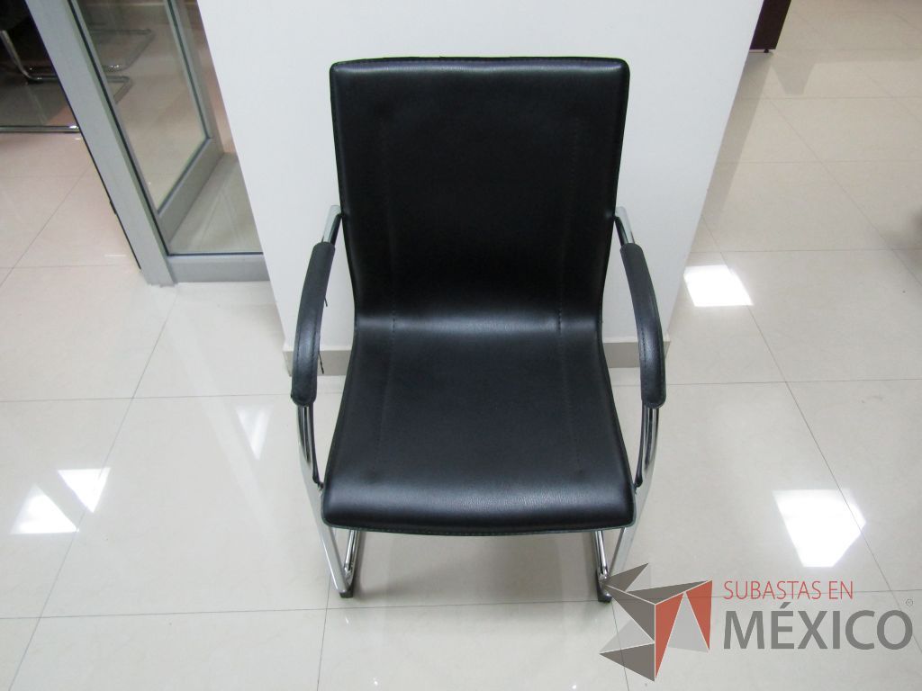 Lote 042 - 8 Sillas tipo trineo, descansabrazos fijo, asiento y respaldo tipo piel color negro - Imagen 2