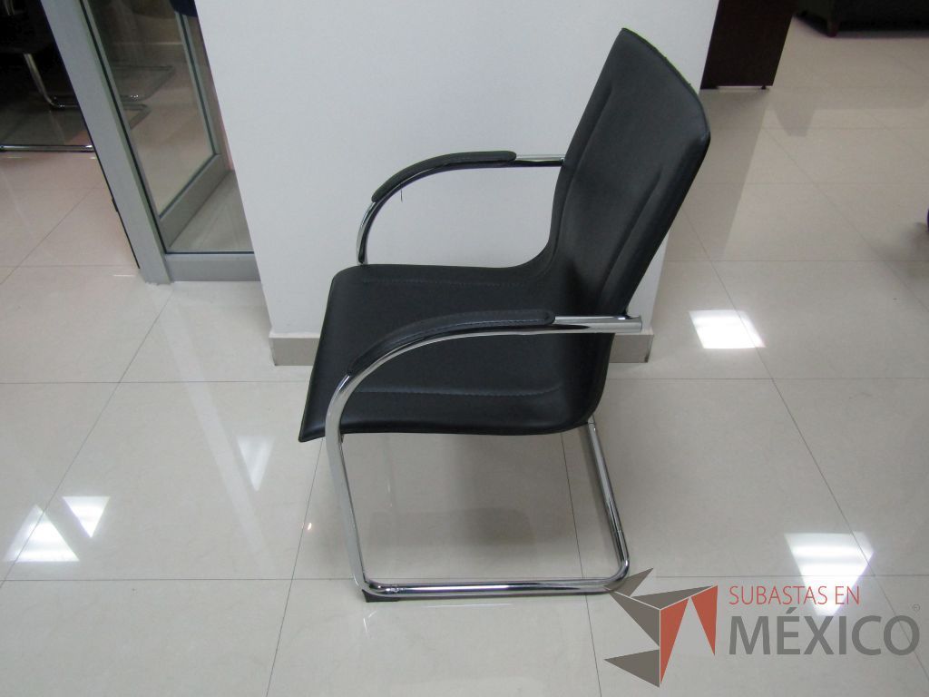 Lote 042 - 8 Sillas tipo trineo, descansabrazos fijo, asiento y respaldo tipo piel color negro - Imagen 5