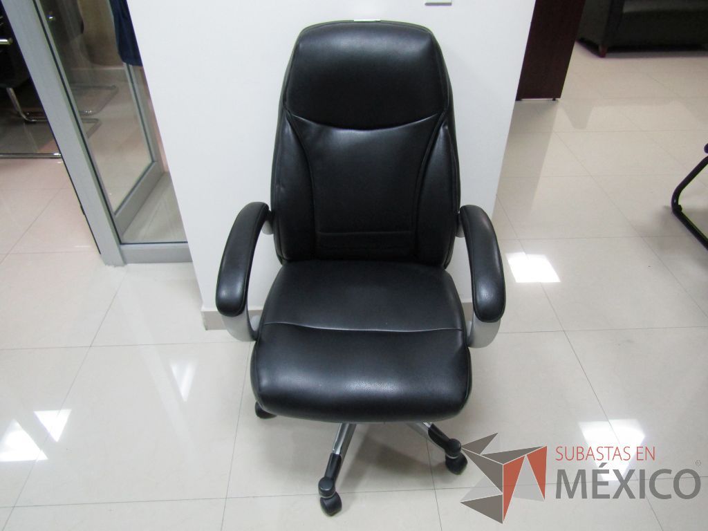 Lote 043 - Silla operativa con ruedas, descansabrazos fijo, asiento y respaldo tipo piel color negro