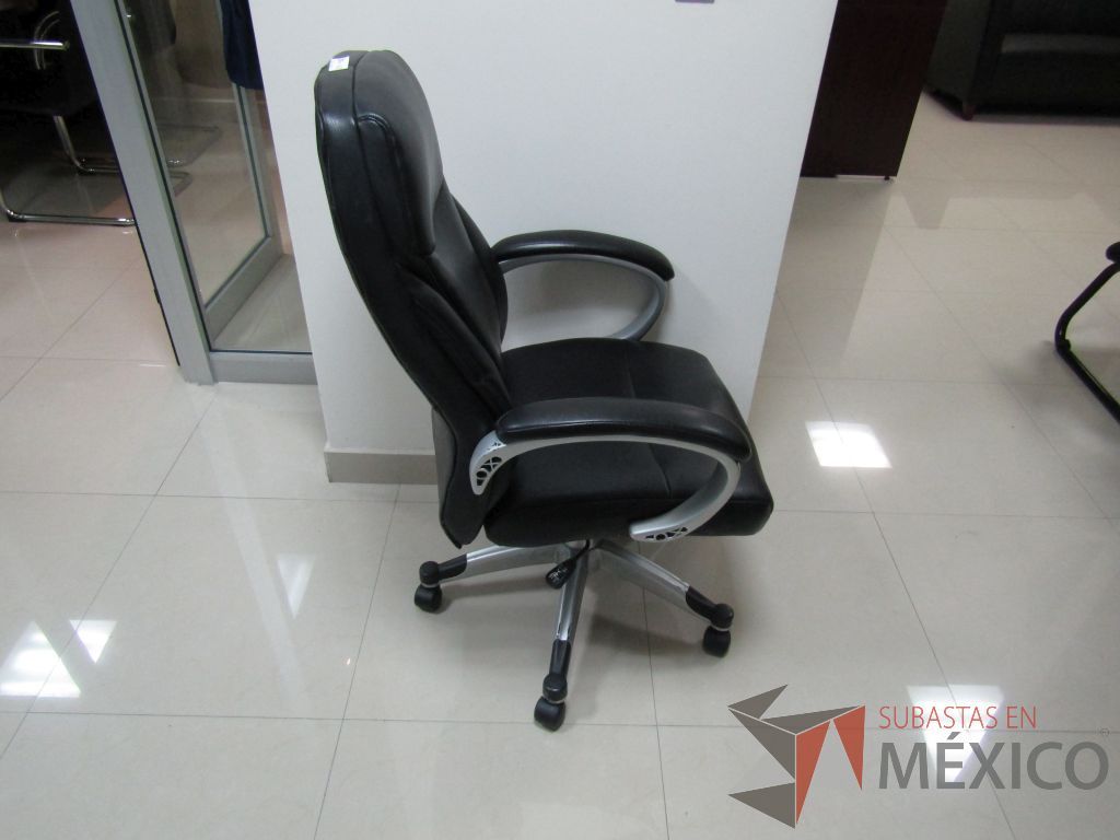 Lote 043 - Silla operativa con ruedas, descansabrazos fijo, asiento y respaldo tipo piel color negro - Imagen 3